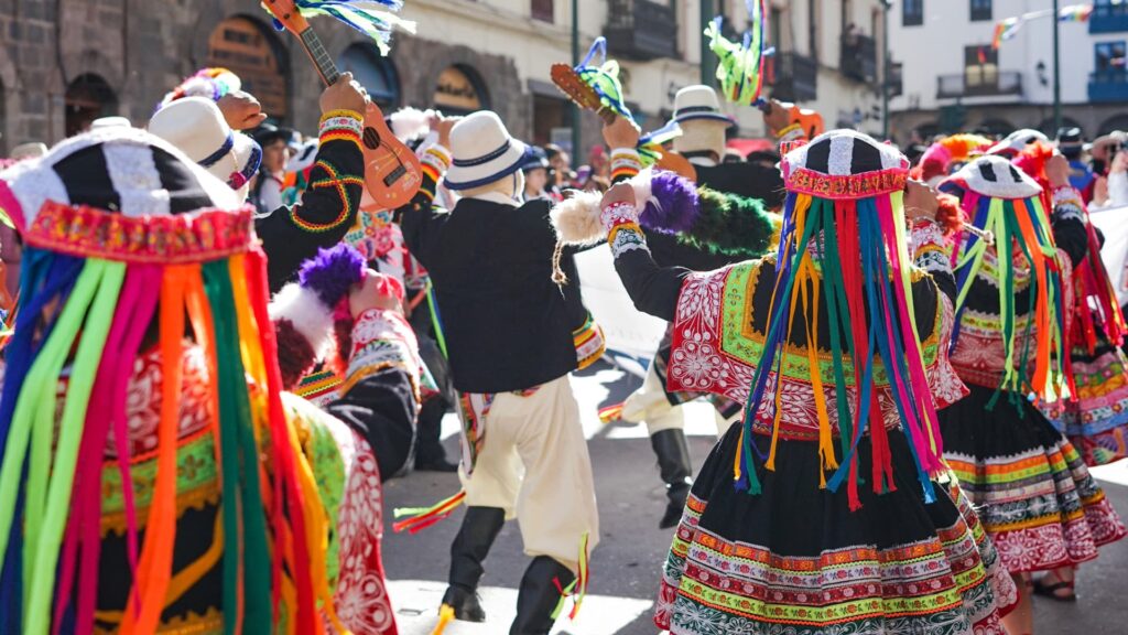 Bailarines con trajes coloridos celebrando el Carnaval de Cusco.