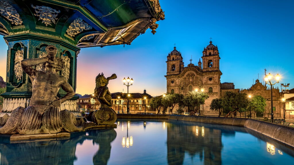 Cusco Sostenible - Turistas participando en un tour ecológico por los sitios históricos de Cusco.