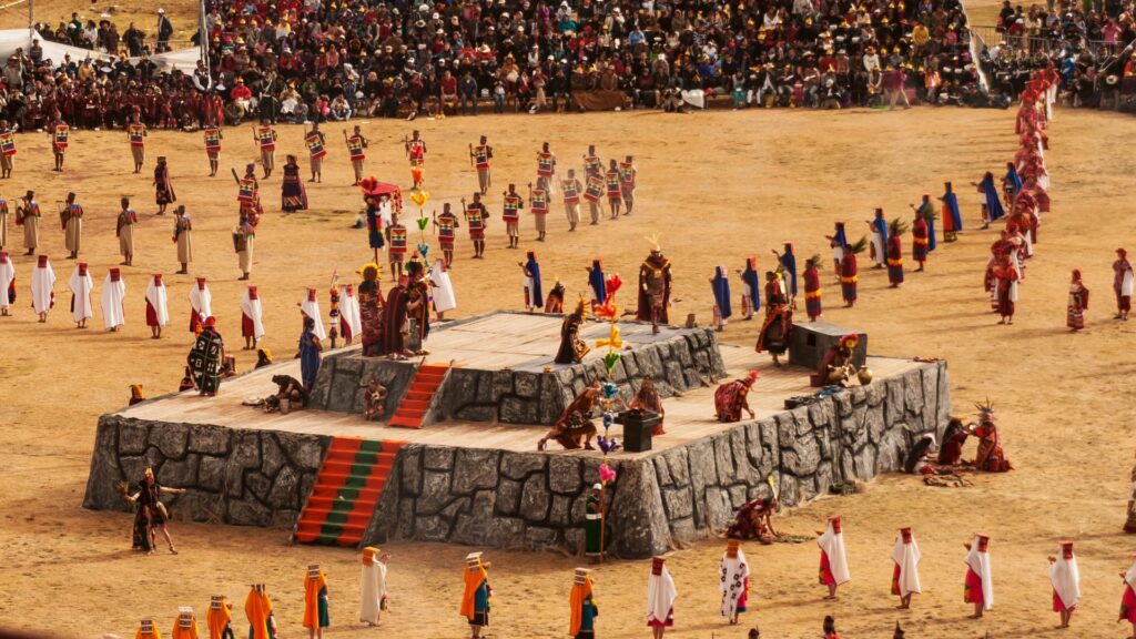 Comparsas y procesiones en Cusco durante sus principales festividades.