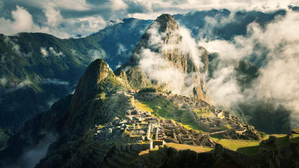 Explora Machu Picchu, la ciudadela inca más famosa del mundo. Descubre su historia, arquitectura y paisajes impresionantes en una experiencia única en Perú.