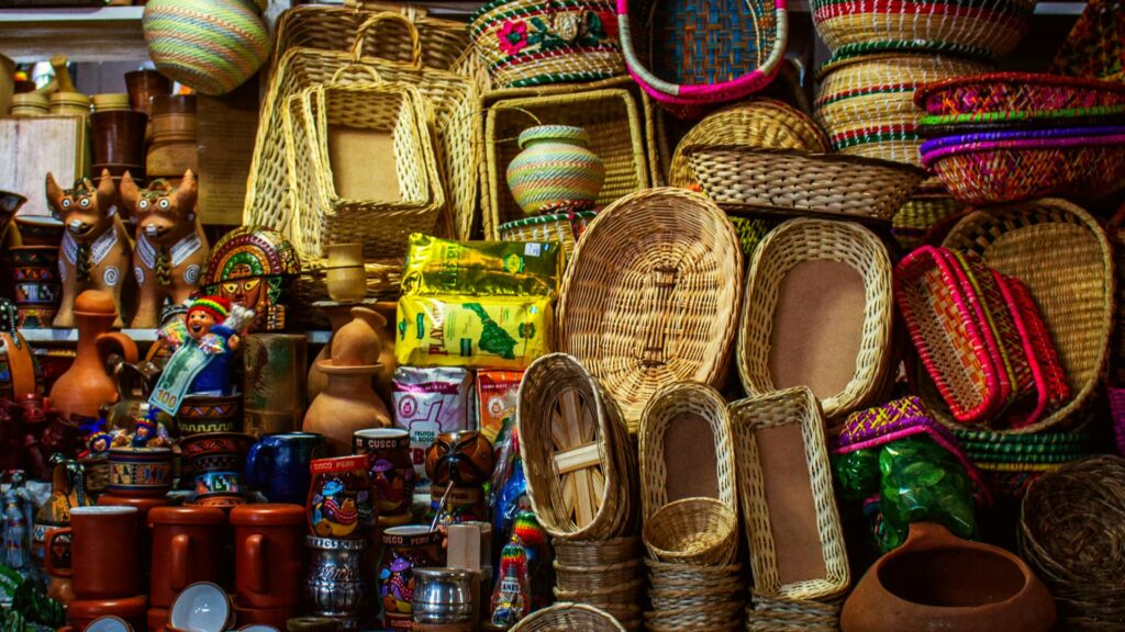 Descubre el Mercado de San Pedro en Cusco, un vibrante espacio lleno de colores, aromas y sabores donde podrás encontrar productos locales, artesanías y gastronomía tradicional peruana.