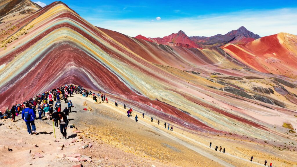 Explora la Montaña de Colores Vinicunca en Cusco, un destino único con impresionantes tonalidades naturales. Vive una aventura inolvidable en los Andes peruanos.