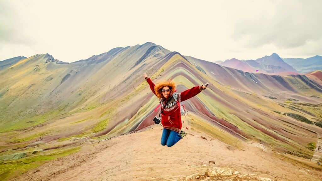 Vista panorámica de la Montaña de 7 Colores con su espectacular gama de tonalidades.