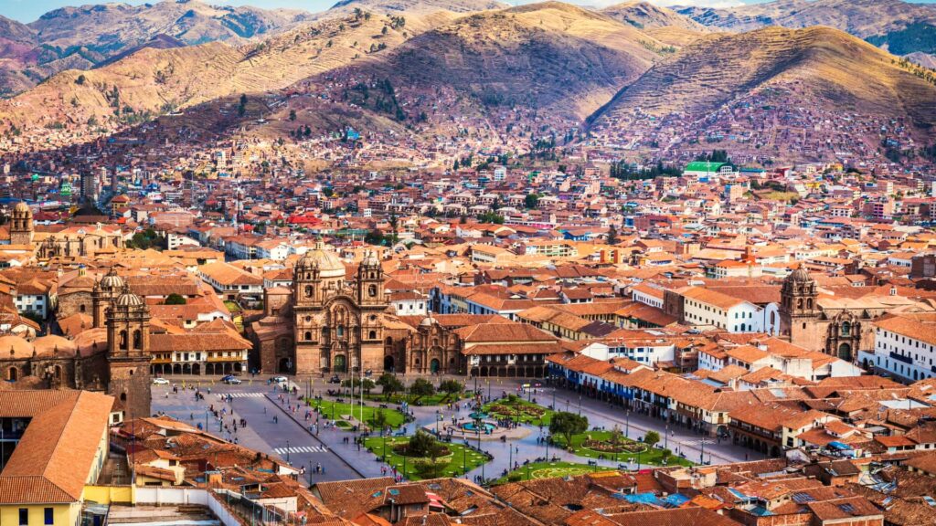 Explora la Plaza de Armas de Cusco, el centro histórico donde se encuentran la Catedral, iglesias coloniales y un vibrante ambiente cultural rodeado de historia inca y española.