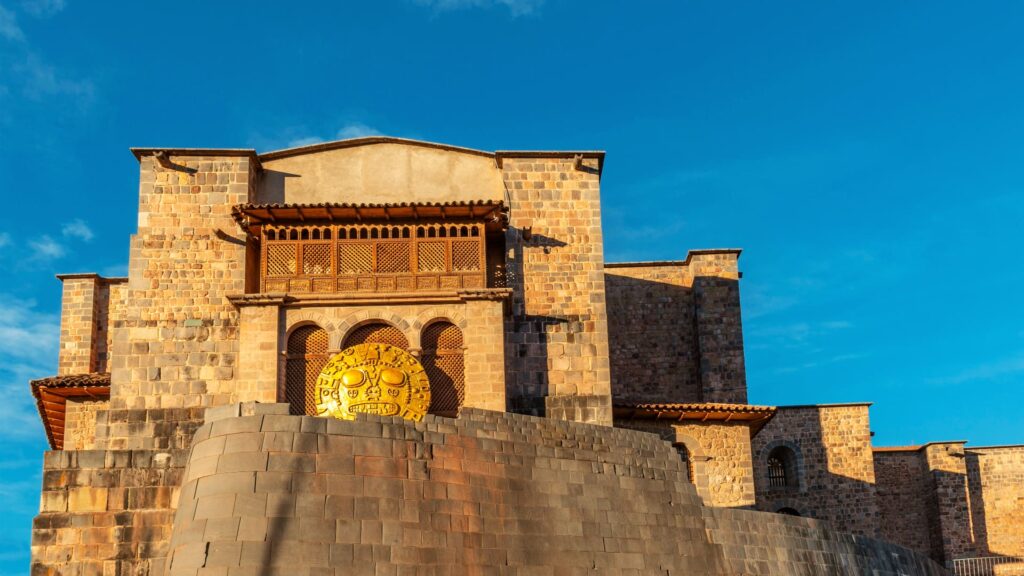 Descubre el Qorikancha, el Templo del Sol en Cusco, donde la grandeza inca y la influencia colonial se fusionan en un sitio arqueológico único y lleno de historia.
