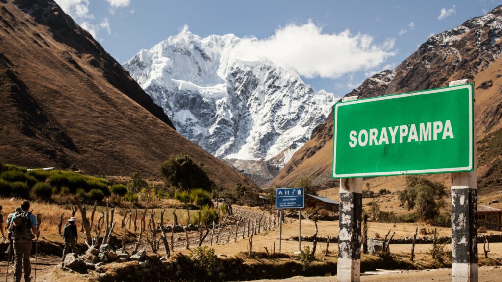 Trekking en Cusco - Viajero con mochila admirando la imponente montaña Salkantay nevada.