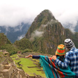 Descubra Machu Picchu em um tour de 2 dias e 1 noite. Explore Aguas Calientes, aproveite um amanhecer mágico e encante-se com a história da cidade inca.