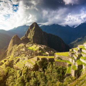 Caminhantes percorrendo a Trilha Inca com montanhas andinas ao fundo.
