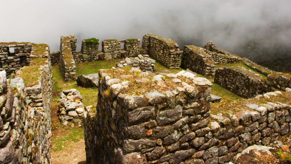 Notable constructions at Wiñay Wayna, including agricultural terraces and water fountains.