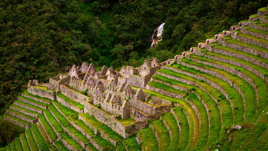 General view of the Wiñay Wayna archaeological site with terraces and surrounding mountains.
