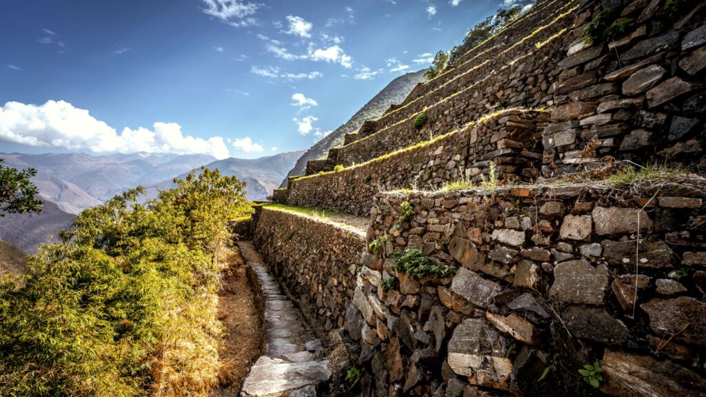 A dramatic painting of the arrival of Spanish conquistadors meeting Inca warriors.
